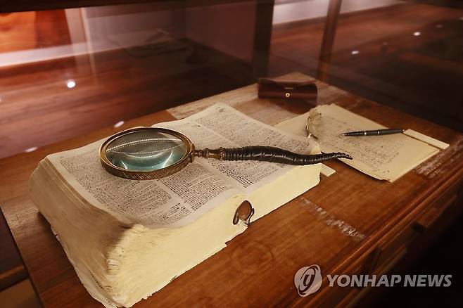 경남 하동 박경리 문학관에 전시된 국어사전 경남 하동 박경리 문학관에 전시된 유물들
(하동=연합뉴스) 임귀주 기자 = 경남 하동군 평사리 최참판댁 맞은편에 있는 박경리 문학관에 생전 작가가 사용하던 돋보기와 국어사진이 진열돼 있다. 2016.10.6. 끝 (DB 자료사진)