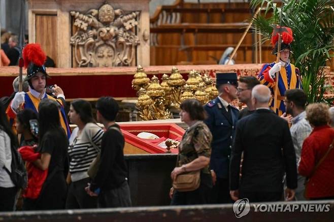 프란치스코 교황 일반인 조문 모습 [AFP 연합뉴스 자료사진. 재판매 및 DB 금지]