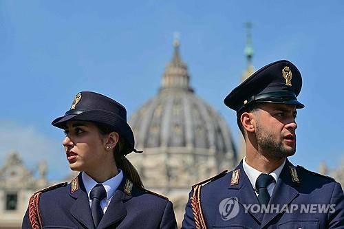 바티칸 주변 경비하는 이탈리아 경찰관들 [AFP 연합뉴스. 재판매 및 DB 금지]