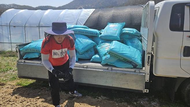 비료 살포 작업 [송계영씨 제공. 재판매 및 DB 금지]