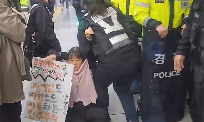 25일 오전 서울 지하철 4호선 혜화역에서 출근길 선전전을 벌이던 전국장애인차별철폐연대(전장연)가 지하철 당국에 의해 다시 강제 퇴거당했다. [촬영 김준태]