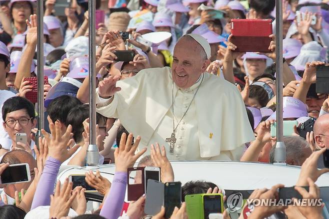 2014년 8월 방한했던 프란치스코 교황  (서울=연합뉴스) 2014년 8월 16일 광화문광장에서 열린 시복식 미사에 앞서 차량에서 한국 신자들에게 인사하는 교황 모습. 2025.4.21 [연합뉴스 자료사진] photo@yna.co.kr