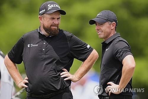 매킬로이와 라우리. [AP=연합뉴스]