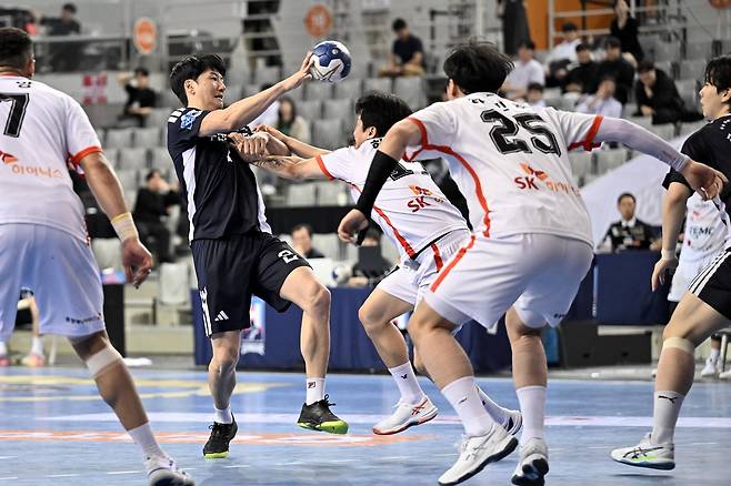 남자부 두산과 SK의 챔피언결정전 2차전 경기 모습.  [한국핸드볼연맹 제공. 재판매 및 DB 금지]