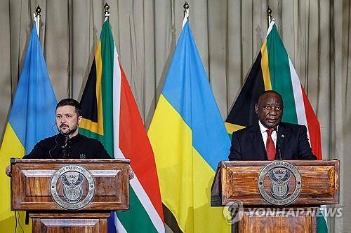공동 기자회견하는 젤렌스키 우크라이나 대통령과 라마포사 남아공 대통령 [AFP=연합뉴스]