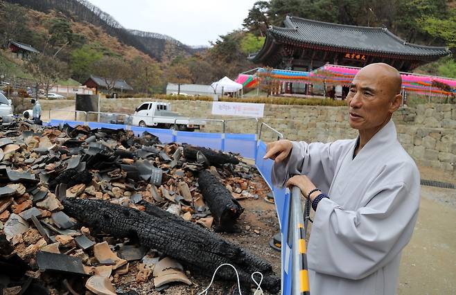 전각이 있던 자리 살펴보는 등운스님 [촬영 이세원]