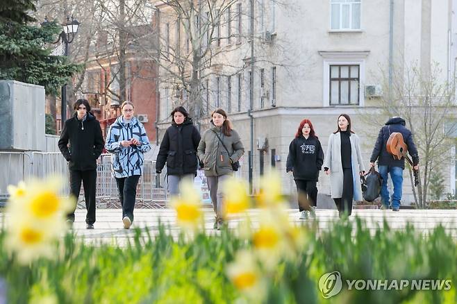 크림반도의 주민들 [타스=연합뉴스]