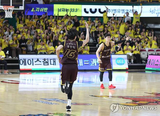 정인덕 "봤죠? 3점 슛" (창원=연합뉴스) 김동민 기자 = 24일 경남 창원체육관에서 열린 2024∼2025시즌 프로농구 4강 플레이오프(PO) 창원 LG 세이커스와 울산 현대모비스 1차전 경기. LG 정인덕이 3점 슛을 넣은 후 손짓하고 있다. 2025.4.24 image@yna.co.kr