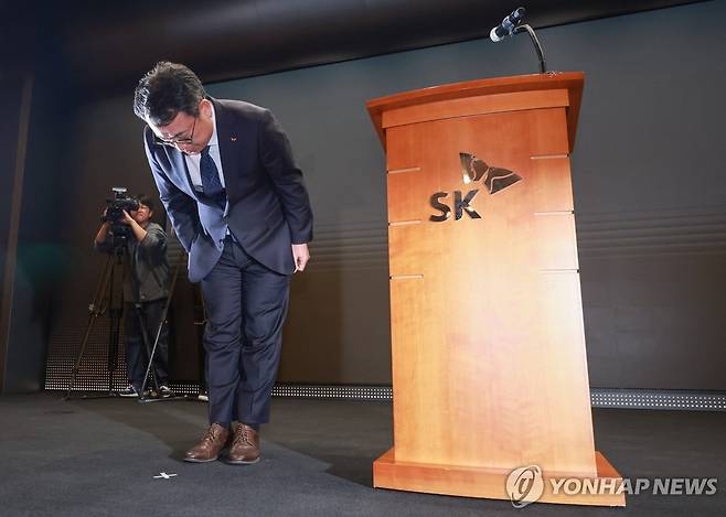 고개 숙인 유영상 SK텔레콤 대표이사 (서울=연합뉴스) 신현우 기자 = 유영상 SK텔레콤 대표이사가 25일 서울 중구 SKT타워에서 SK텔레콤 이용자 유심(USIM) 정보가 해커 공격으로 유출된 것과 관련해 고개 숙여 사과하고 있다. 2025.4.25 nowwego@yna.co.kr