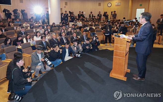 해킹 사고 관련 발언하는 유영상 대표이사 (서울=연합뉴스) 신현우 기자 = 유영상 SK텔레콤 대표이사가 25일 서울 중구 SKT타워에서 SK텔레콤 이용자 유심(USIM) 정보가 해커 공격으로 유출된 것과 관련해 사과하며 발언하고 있다. 2025.4.25 nowwego@yna.co.kr