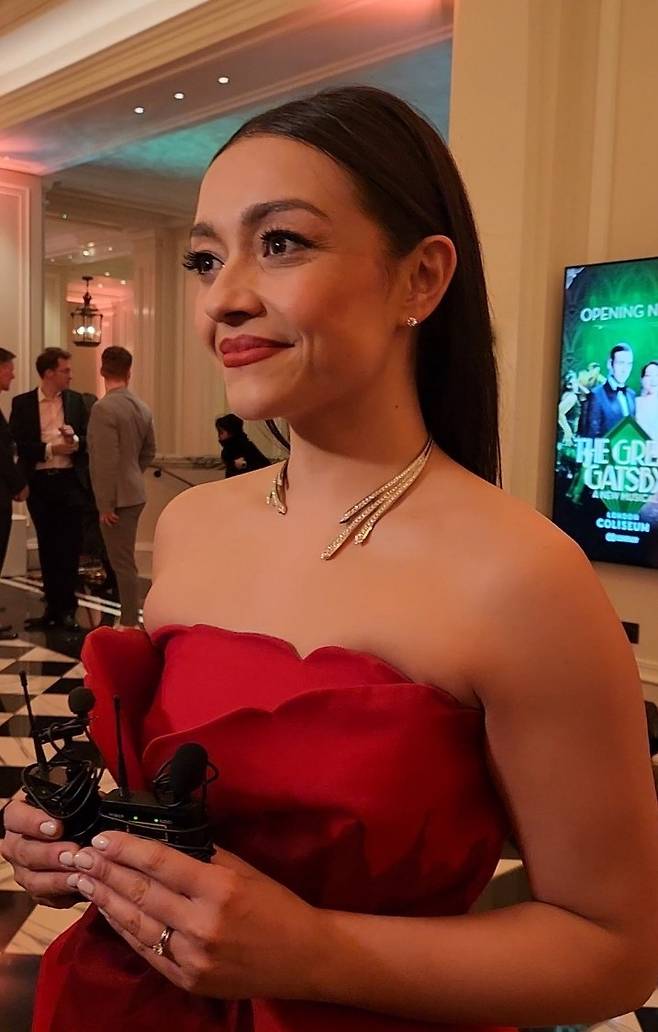 웨스트엔드 '위대한 개츠비' 주연배우  (런던=연합뉴스) 김지연 특파원 = 영국 런던 웨스트엔드 뮤지컬 '위대한 개츠비' 주연 배우인 프랜시스 메일리 맥캔이 24일(현지시간) 밤 개막 공연 후 파티에서 취재진과 인터뷰하고 있다. 2025.4.25 cherora@yna.co.kr