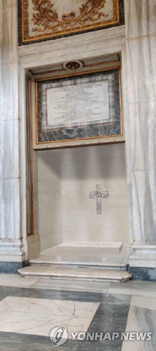 교황청이 공개한 프란치스코 교황 무덤 공간 (로마 EPA=연합뉴스) 24일(현지시간) 교황청 홍보처가 공개한 로마 산타 마리아 마조레 대성전의 교황 무덤 공간의 모습. 2025. 04.25