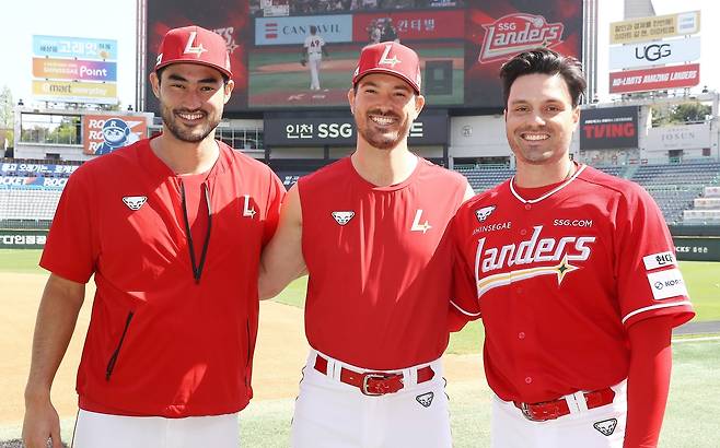 미치 화이트, 드루 앤더슨과 함께 한 맥브룸  [SSG 랜더스 제공. 재판매 및 DB 금지]