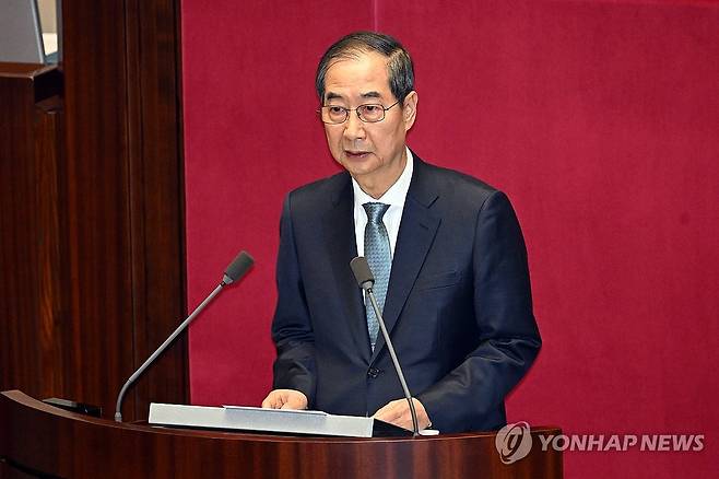 한덕수 대통령 권한대행 추경 시정연설 (서울=연합뉴스) 한덕수 대통령 권한대행 국무총리가 지난 24일 서울 여의도 국회 본회의장에서 추가경정예산안 시정연설을 하고 있다. 
    정부가 예산안을 국회에 제출할 때 하는 시정연설을 대통령 권한대행이 하는 것은 1979년 11월 당시 권한대행이던 최규하 전 대통령 이후 46년 만이다. 2025.4.24 [국회사진기자단] photo@yna.co.kr