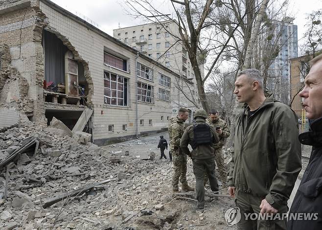 작년 3월 25일(현지시간) 러시아의 공습 이후 피해 현장을 둘러보는 비탈리 클리치코 키이우 시장 [EPA=연합뉴스 자료사진. 재배포 및 DB 금지]