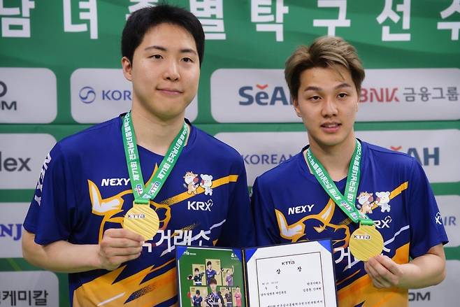 종별탁구선수권 남자복식 우승한 임종훈(왼쪽)과 안재현 [촬영 이동칠]