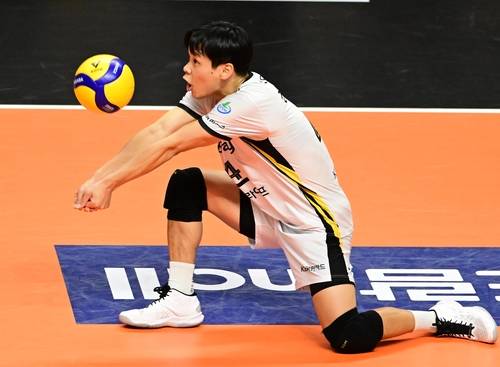 수비하는 리베로 정민수 [한국배구연맹 제공. 재판매 및 DB 금지]