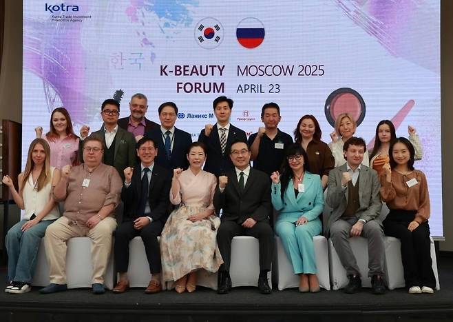 러시아 모스크바에서 개최된 K뷰티 포럼 (모스크바=연합뉴스) 최인영 특파원 = 23일(현지시간) 러시아 모스크바 크로커스 시티몰에서 한국 화장품 기업과 러시아 바이어들이 참석한 가운데 K-뷰티 포럼 2025 행사가 진행됐다. 이도훈 주러대사(아랫줄 오른쪽에서 4번째) 등 참석자들이 기념사진을 찍고 있다. [주러시아대사관 제공] 2025.4.25 abbie@yna.co.kr (끝)