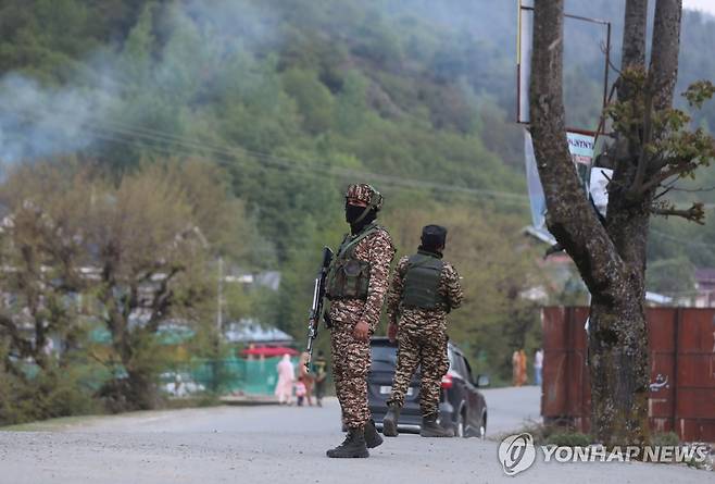 카슈미르 지역 순찰하는 인도군 [EPA 연합뉴스 자료사진. 재판매 및 DB 금지]