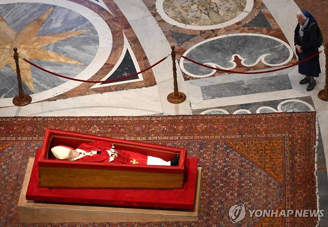 교황 가까이에서 조문하는 자넹그로스 수녀 (바티칸 AFP=연합뉴스) 프랑스 출신의 제느비에브 자넹그로스 수녀가 23일(현지시간) 바티칸 성 베드로 대성전에 안치된 프란치스코 교황의 관 곁으로 다가가 조문하고 있다. 2025.04.23 photo@yna.co.kr