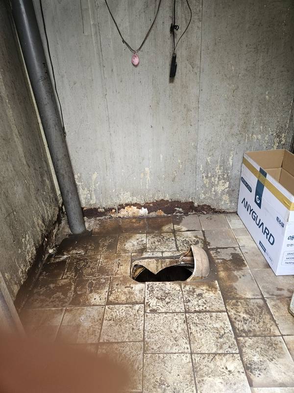 지노이는 열악한 숙소에서 동료들과 지냈다. 낡고 오래된 화장실에선 악취가 풍겼다. /포천이주노동자센터 제공