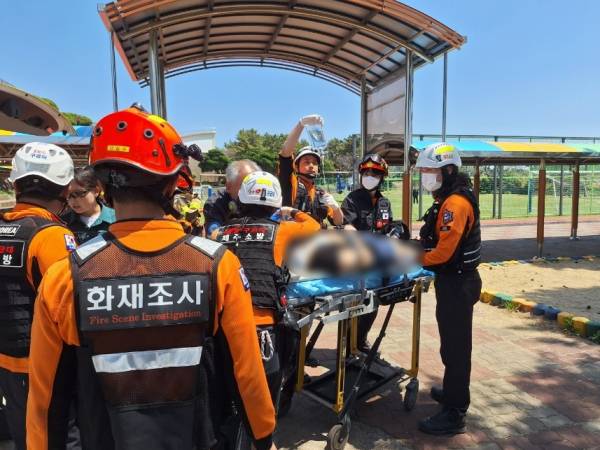 한경면 판포포구에서 익수사고를 당한 관광객 A씨(38)가 119구급대원에 의해 긴급 이송되고 있다.