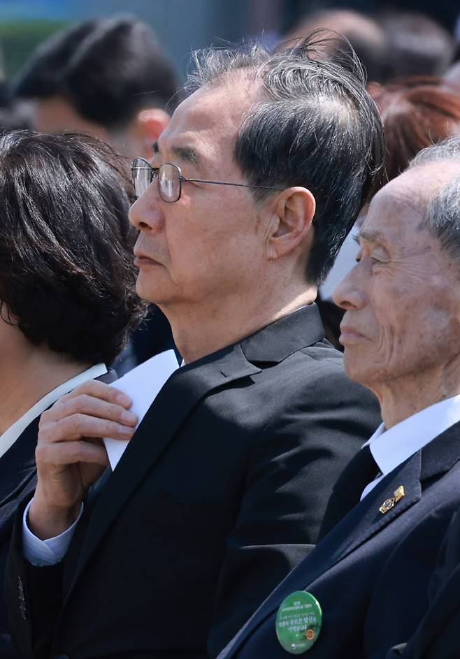 한덕수 대통령 권한대행 국무총리가 연설문을 꺼내고 있다. (사진=연합뉴스)