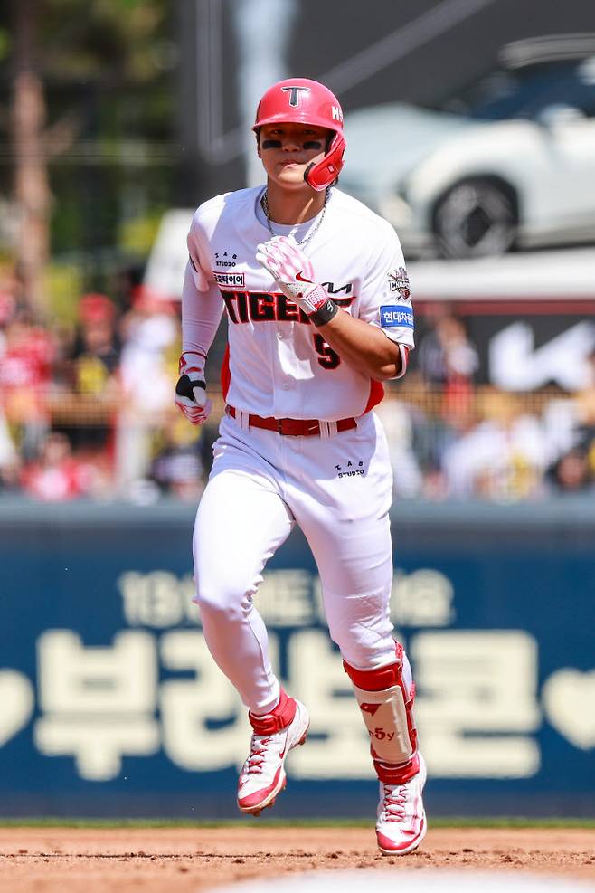 KIA타이거즈 김도영이 시즌 1호 홈런을 터뜨린 뒤 베이스를 돌고 있다. 사진=KIA타이거즈