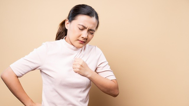 속이 쓰리고 가슴이 타는 듯한 느낌이 자주 든다면 식도염 때문인지 확인해 보는 것이 좋다｜출처: 게티이미지뱅크