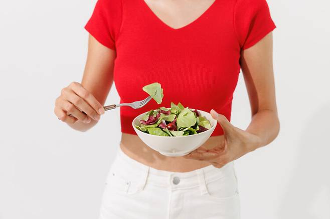 40세가 넘으면 체중이 증가하기 쉽다. 이럴 때 채소와 과일을 풍부하게 섭취하는 등 건강 습관을 유지하면 몸매를 지키는 데 도움이 된다. [사진=클립아트코리아]