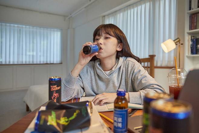 많은 학생들이 장시간 집중력을 유지하기 위해 자연스럽게 카페인에 의존한다. [사진= 게티이미지뱅크]
