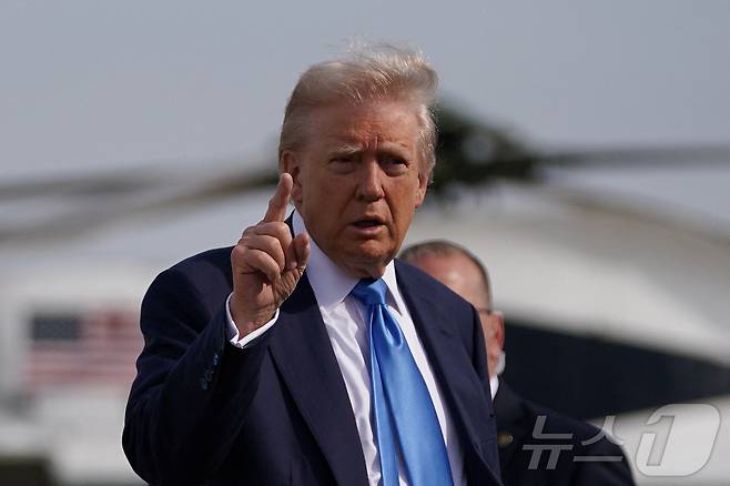 도널드 트럼프 미국 대통령이 25일(현지시간) 미국 메릴랜드주 앤드루스 합동 기지에서 프란치스코 교황의 장례식에 참석하기 위해 이탈리아 로마로 출발하는 에어포스원에 탑승하려 하고 있다. ⓒ 로이터=뉴스1 ⓒ News1 류정민 특파원