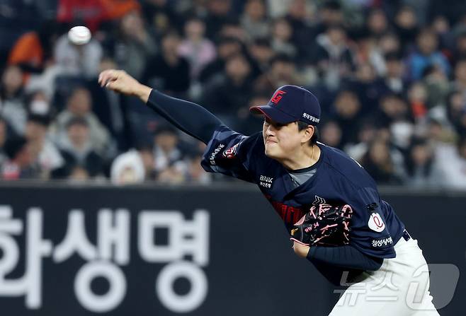 3일 대전 한화생명볼파크에서 열린 '2025 신한 SOL 뱅크 KBO리그' 한화 이글스와 롯데자이언츠 경기에서 롯데 김원중이 마무리 투구를 하고 있다. 2025.4.3/뉴스1 ⓒ News1 김기남 기자