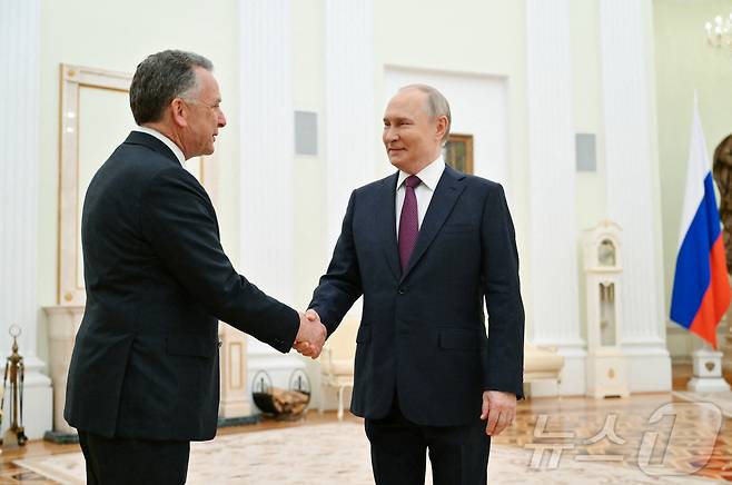 블라디미르 푸틴 러시아 대통령이 25일(현지시간) 러시아 모스크바 크렘린궁에서 도널드 트럼프 미국 대통령의 특사인 스티브 위트코프와 만나 악수하고 있다. ⓒ 로이터=뉴스1 ⓒ News1 류정민 특파원