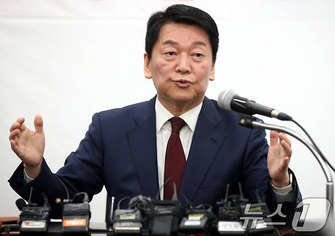안철수 국민의힘 대선 경선 후보가 21일 오전 대구시당에서 열린 현안 관련 긴급 기자회견에서 발언하고 있다. 2025.4.21/뉴스1 ⓒ News1 공정식 기자
