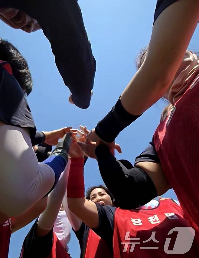 26일 구미 낙동강체육공원에서 열린 LG여성배구대회에 참가한 구미 읍면동지역 대표선수들이 경기를 하기전 파이팅을 외치고 있다. 2025.4.26/뉴스1 ⓒ News1 정우용 기자