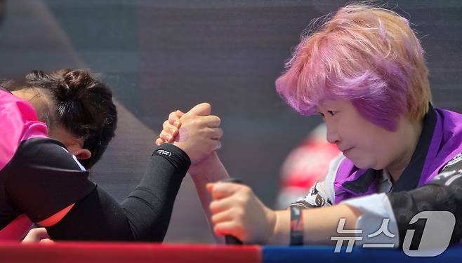 26일 구미 낙동강체육공원에서 열린 LG여성배구대회에서 여자 팔씨름대회에 출전한 선수들이 경기를 하고 있다. ⓒ News1 정우용 기자