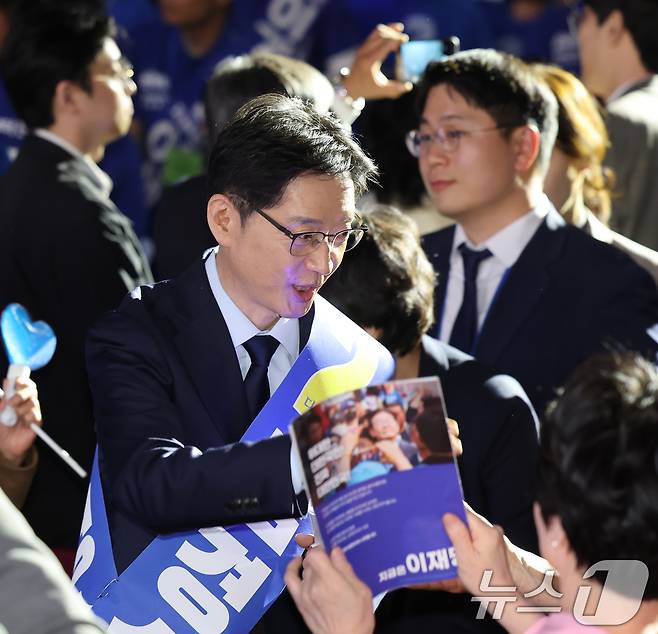 김경수 더불어민주당 대선 경선 후보가 26일 오후 광주 서구 김대중컨벤션센터에서 열린 호남권 합동연설회에 입장하고 있다. 2025.4.26/뉴스1 ⓒ News1 김태성 기자