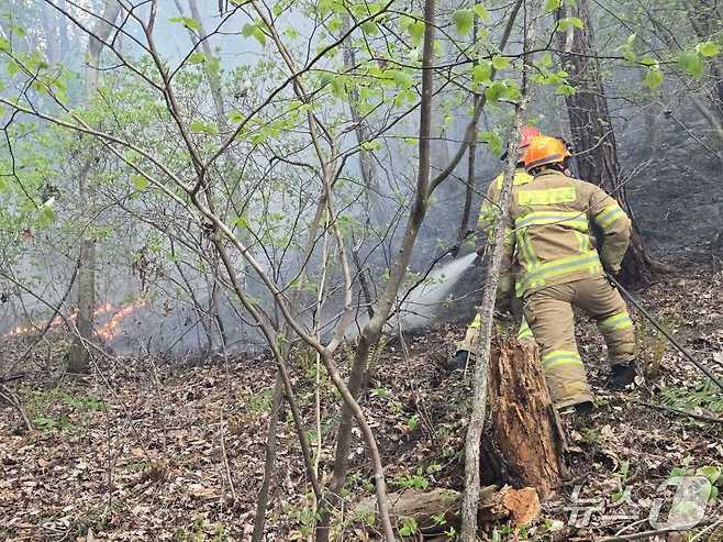26일 강원도 인제군 상남면 야산에서 산불이 발생해 소방대원들이 진화작업을 벌이고 있다.(강원도소방본부 제공. 재판매 및 DB금지)/뉴스1