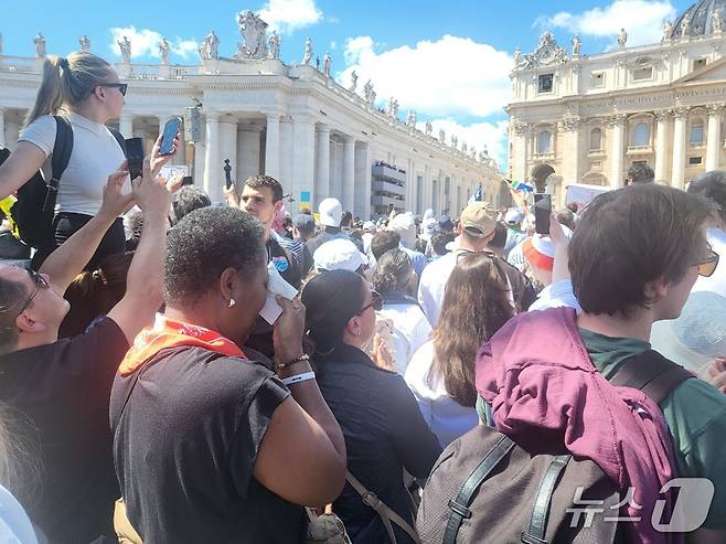 26일(현지시간) 바티칸 성 베드로 광장에서 열린 교황 장례미사에서 나이지리아 출신의 가톨릭 신자인 바버라 로런스(62)가 눈물을 흘리고 있다. ⓒ News1 김지완 기자