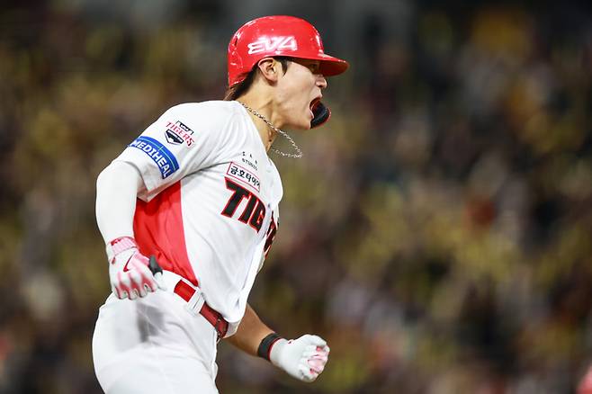 KIA 김도영이 25일 광주-기아 챔피언스 필드에서 열린 2025 KBO리그 LG전에서 1-3으로 뒤진 4회말 무사 만루에서 대타로 나서 동점 2타점 적시타를 때린 후 포효하고 있다. 사진 | KIA 타이거즈