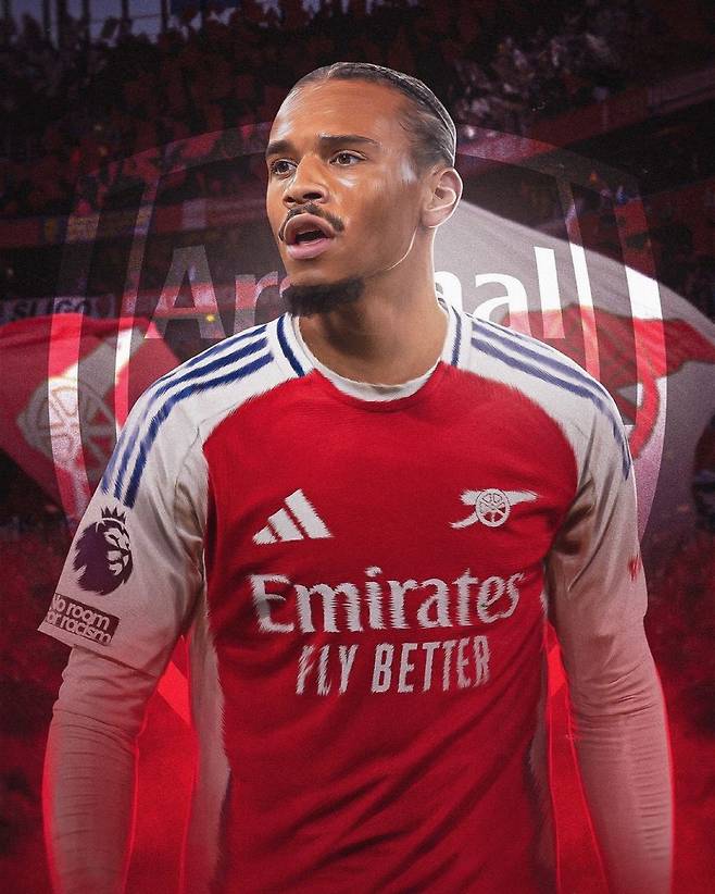 [스포츠조선 강우진 기자]바이에른 뮌헨과 공격수 르로이 사네 간의 오랜 협상 끝에 마침내 합의가 이뤄진 것으로 보인다. 독일 국가대표 윙어인 르로이 사네는 조만간 바이에른 뮌헨과의 새 계약에 서명할 수 있다.

여기서 특이한 점은 사네의 연봉이다. 기존의 연봉보다 대폭 삭감된 연봉으로 계약을 연장하며 궁금증을 자아내고 있다. 최근 폼이 떨어지면서 불안한 모습을 보인 사네였다. 연봉을 줄여서라도 세계 최고 클럽 중 하나인 뮌헨에 남겠다는 의지로 보인다.

사네의 사례로 봤을 때 대한민국 국가대표 수비수 김민재의 미래도 마냥 쉽지만은 않을 것으로 보인다. 최근 부진했던 점을 고려하면 김민재 역시 재계약을 하더라도 연봉 상승을 기대하기 어려울 수 있다. 사진=SNS