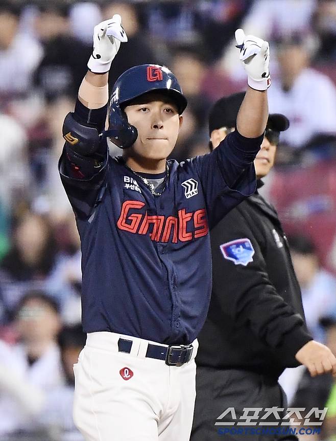 25일 서울 잠실구장에서 열린 롯데-두산전. 4회초 2사 2루 황성빈이 1타점 적시타를 친 후 환호하고 있다. 잠실=정재근 기자 cjg@sportschosun.com/2025.4.25/