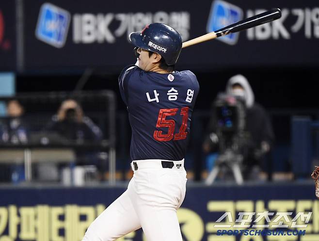 25일 서울 잠실구장에서 열린 롯데-두산전. 7회초 무사 3루 나승엽이 투런포를 치고 있다. 잠실=정재근 기자 cjg@sportschosun.com/2025.4.25/