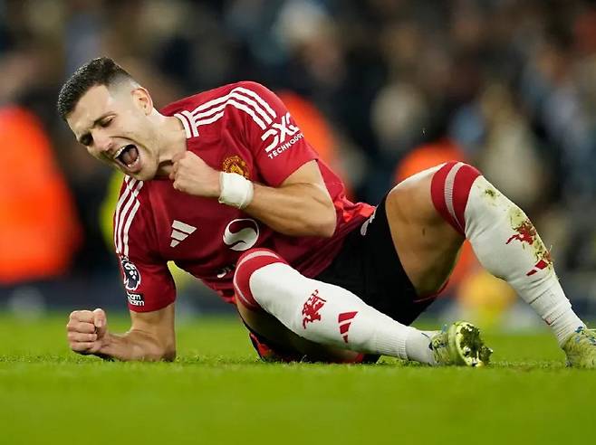 [스포츠조선 강우진 기자]맨체스터 유나이티드가 비상이 걸렸다. 디오구 달로가 혹사 논란 끝에 결국 부상으로 경기에 뛰지 못하는 상태가 됐다.

유럽축구연맹(UEFA) 유로파리그 4강전을 앞둔 맨유인 만큼 우승 도전에 어려움이 따를 것으로 보인다. 달로는 양쪽 측면 수비뿐만 아니라 인버티드 윙어로 공격적인 역할도 담당하는 전천후 자원이다.

맨체스터 유나이티드는 25일(한국시각) 공식 채널을 통해 달로가 당분간 경기에 뛸 수 없다고 밝혔다. 사진=SNS