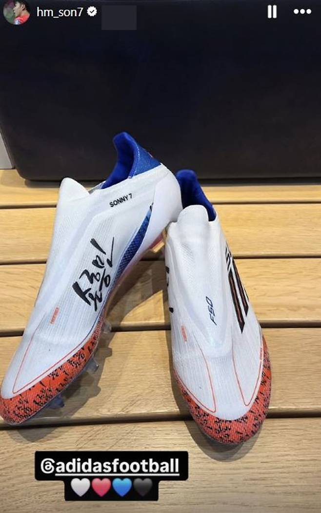 손흥민이 25일 자신의 SNS에 찍어올린 축구화, 손흥민의 용품 후원사 아디다스가 손흥민의 이름을 새겨 만든 손흥민만의 축구화다. Son F50 태극7을 신고 다시 달릴 날을 준비중이다. 사진출처=손흥민 SNS
