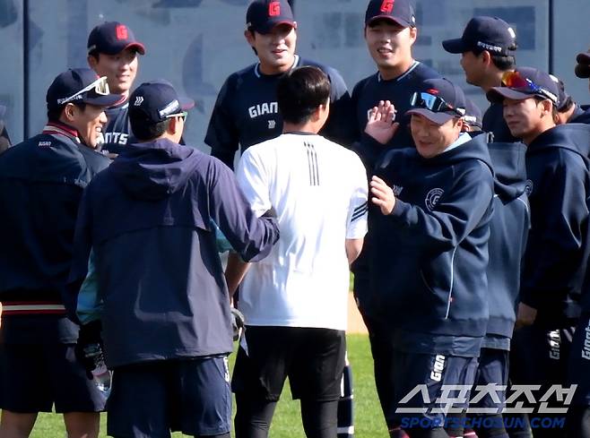 정겨운 할머니처럼 김민석을 다룬 정훈