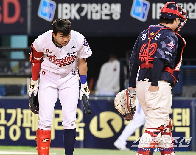 8회말 2사 대타로 나온 김민석이 롯데 관중석을 향해 인사하고 있다.