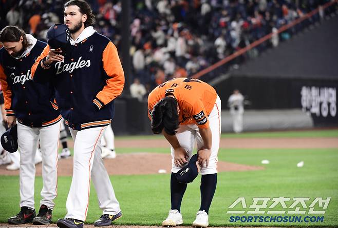 아쉬움에 고개를 떨군 한화 김서현.