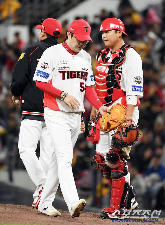 25일 광주 기아챔피언스필드에서 열린 KIA 타이거즈와 LG 트윈스의 경기. 양현종이 마운드에서 내려오고 있다. 광주=박재만 기자 pjm@sportschosun.com/2025.04.25/